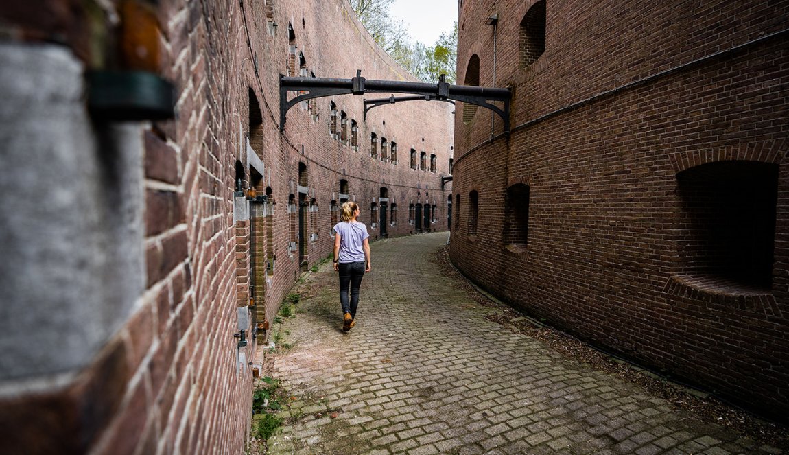 Lady looking at Hollandse Waterlinie Fort Everdingen