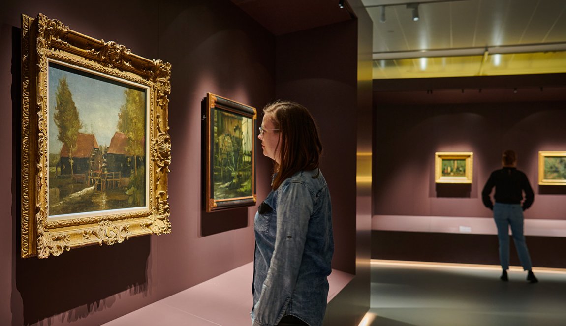 The North Brabant Museum 's-Hertogenbosch, Van Gogh room visitor views Van Gogh painting 