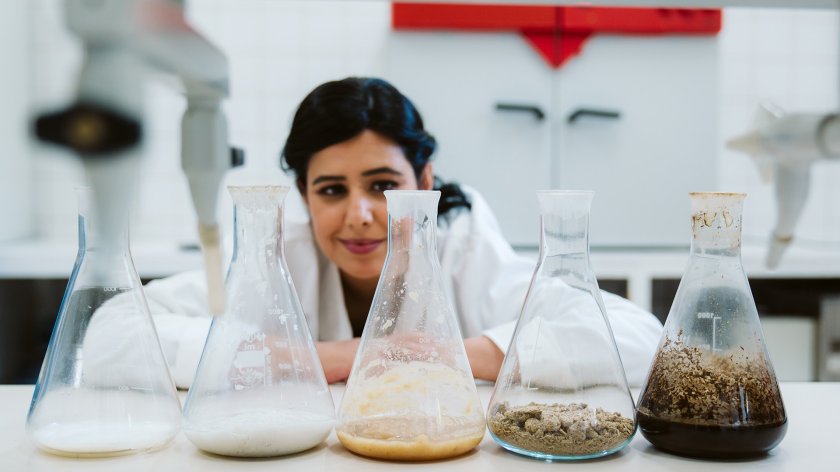 Portraitphoto Jalila Essaidi with 4 glass vases in the lab