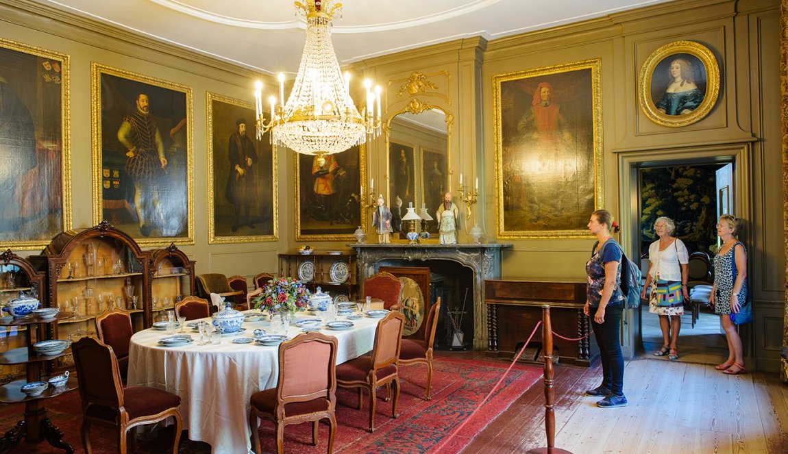 Slot Zuylen interior dining room with visitors Slot Zuylen interior dining room with visitors