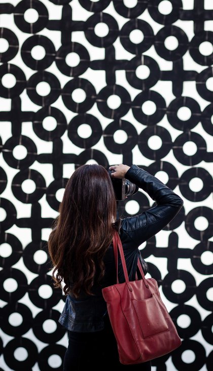STRAAT Museum Amsterdam dame fotografeert zwart witte wand