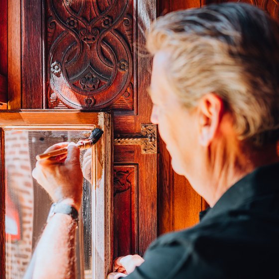 Paul Hoogstraten varnishes wooden window