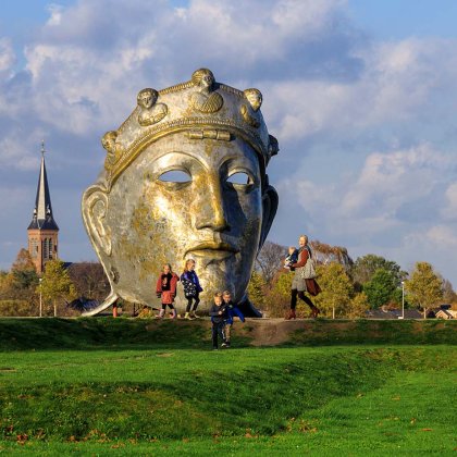 Viewpoint with enlarged existing Roman mask, it symbolizes the historic face of Nijmegen