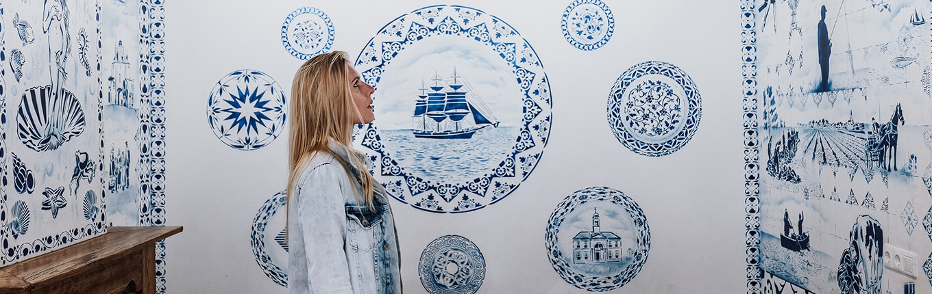 Zuiderzeemuseum Enkhuizen lady admires blue white wall