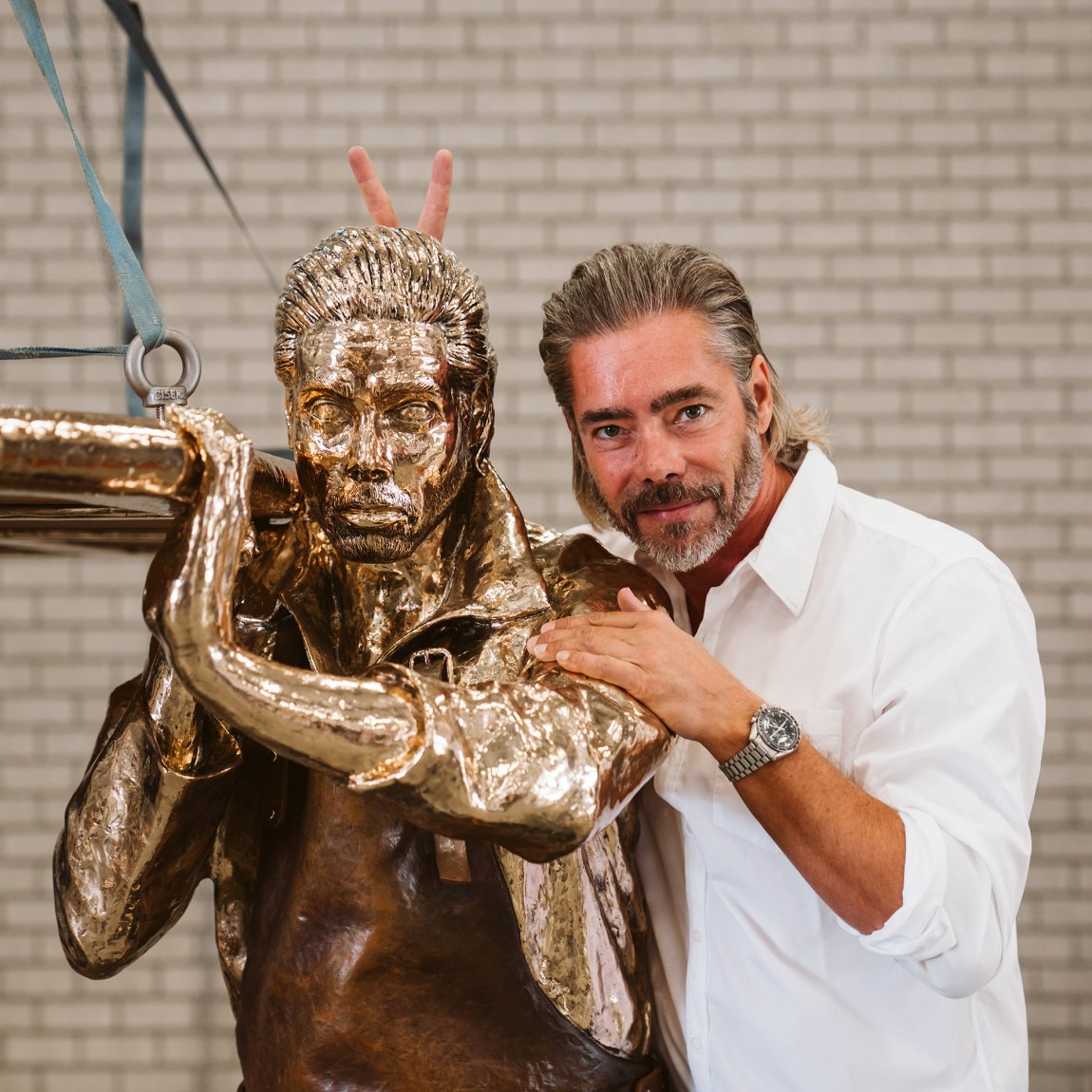 Portraitphoto Job Smeets makes at bronze statue makes rabbit ears
