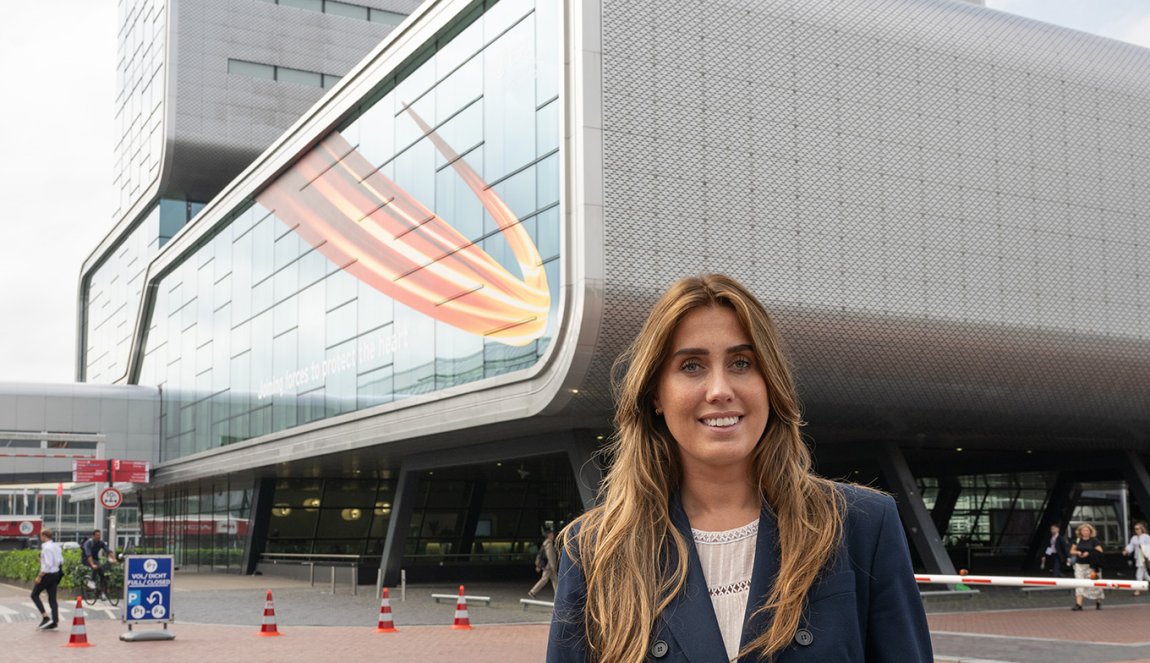 Portrait Pamela Peetoom in front of the RAI building