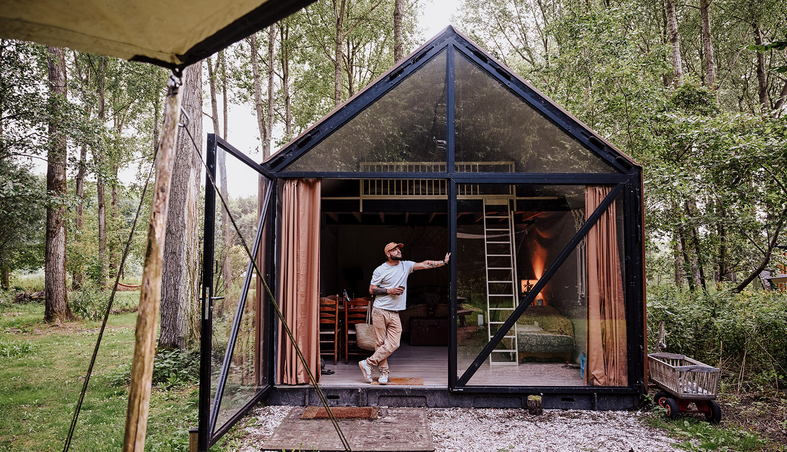Guest at eco-accommodation in the woodland garden of Terra Wolde, Zeewolde