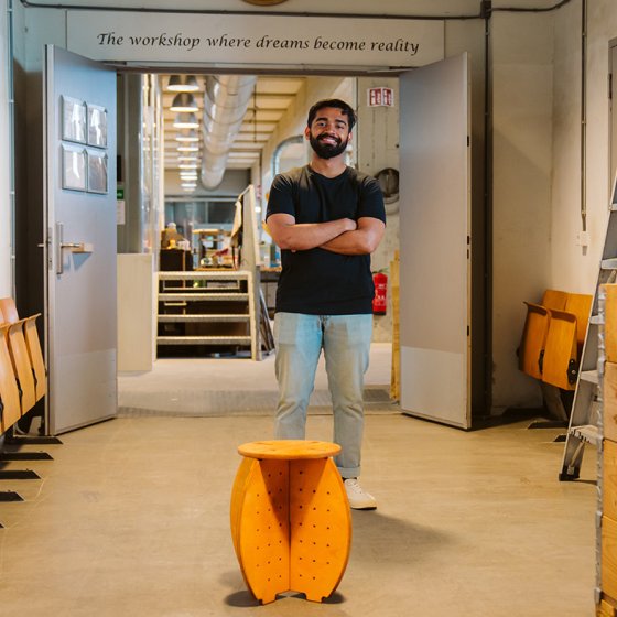 Portraitphoto Ashardeen Sultan proud on stool