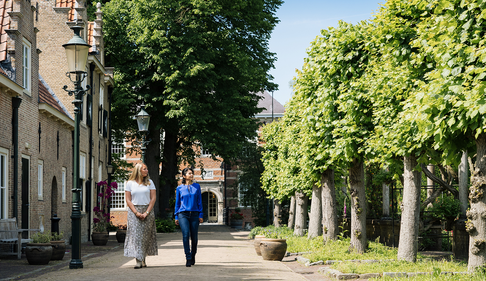 Sprookjesachtige kasteel Bouvigne met drie bijzondere tuinen en een boomgaard in Breda. Sprookjesachtige kasteel Bouvigne met drie bijzondere tuinen en een boomgaard in Breda.