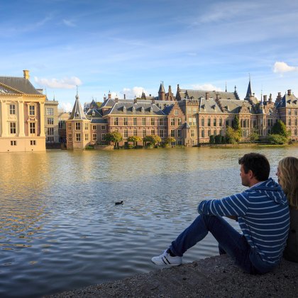 Couple sitting at the Hofvijfer in The Hague
