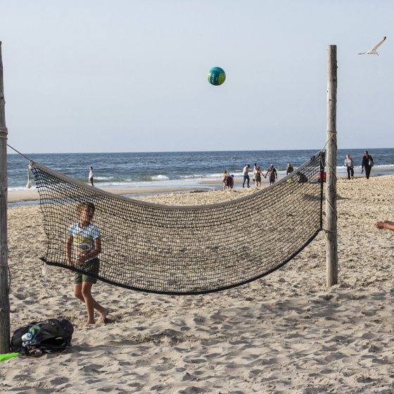 Play volleyball on the beach in Petten