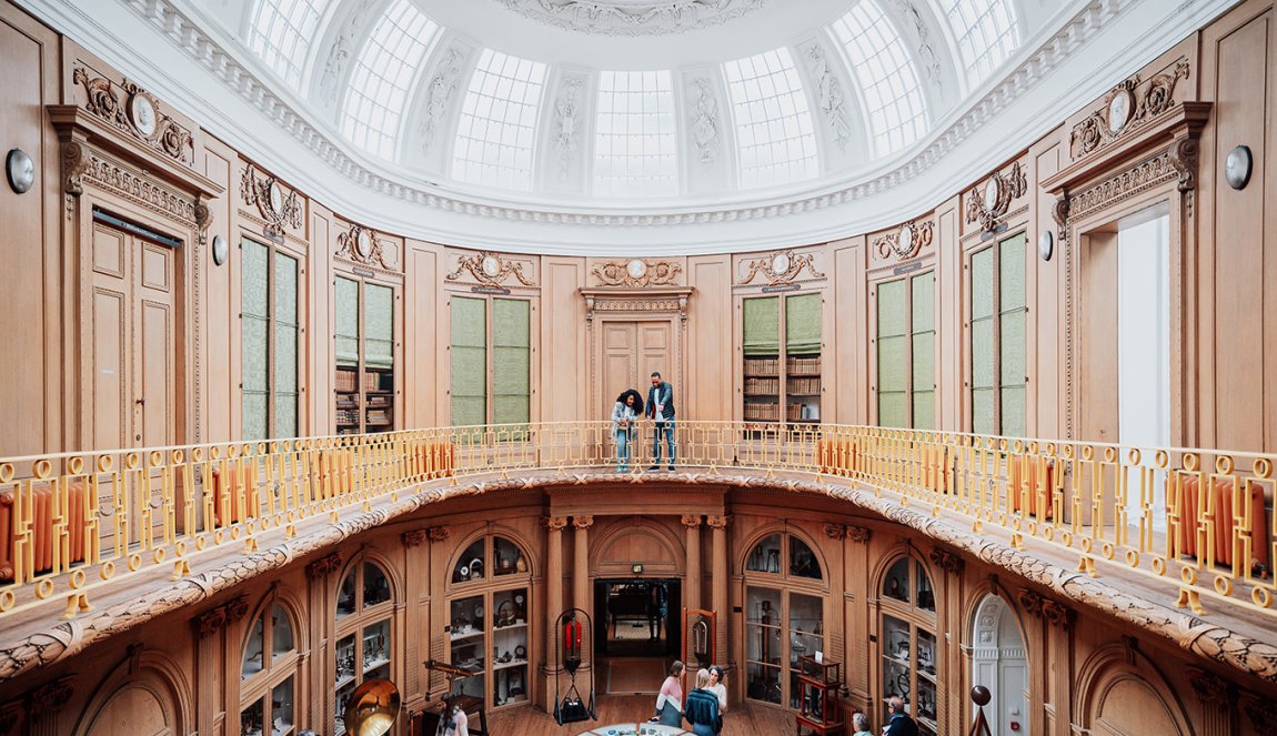 Couple looking down from balustrade Teylers Museum Haarlem