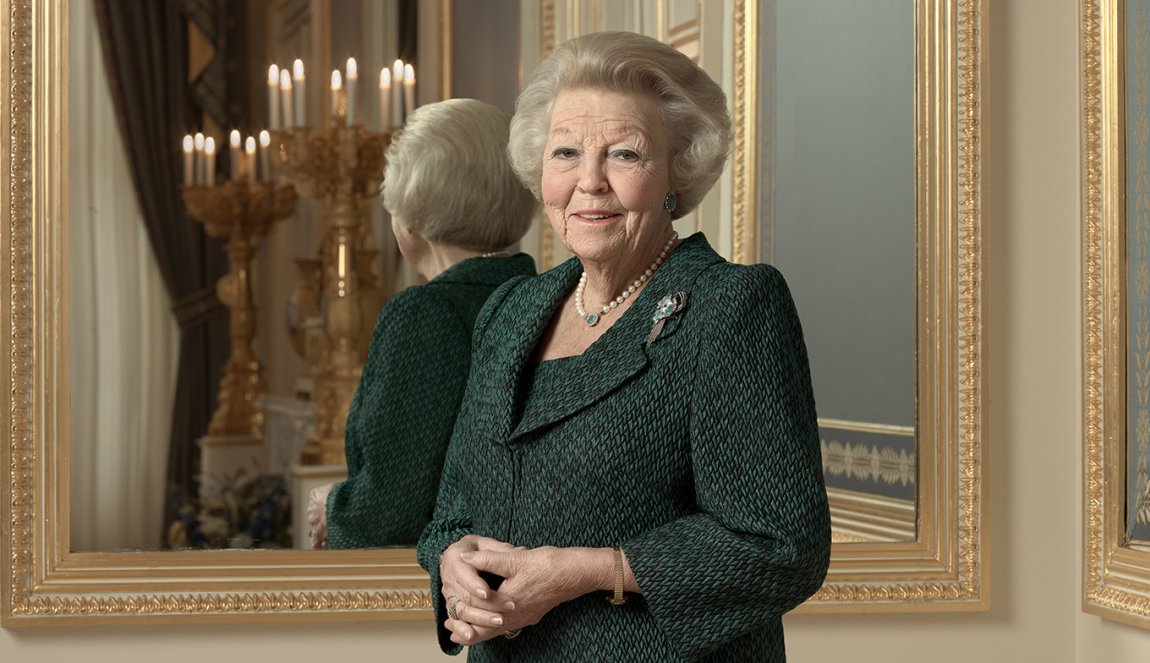 Prinsess Beatrix posing infront of a mirror