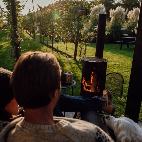 Guests B&B Life Contains Beautiful Things enjoy fire pit