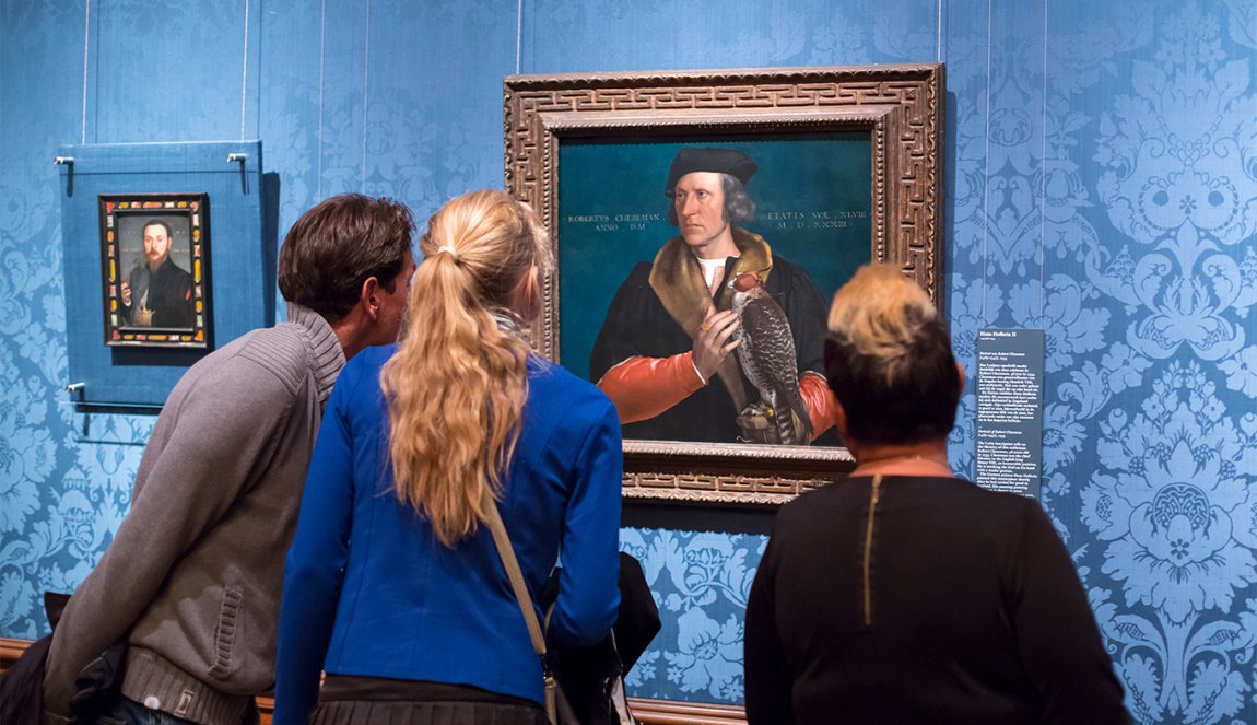 People looking at paintings in Mauritshuis Den Haag