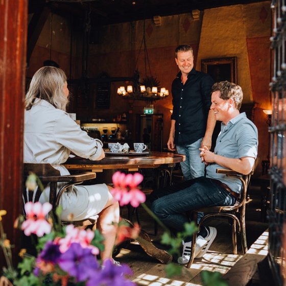 Roy Kappert at the Stadsbierhuys De Waag with customers