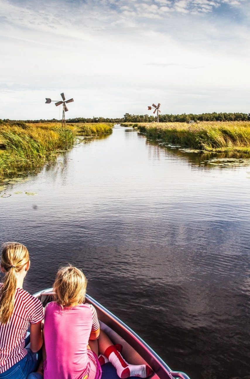 Kids on a boat in the Weerribben-Wieden