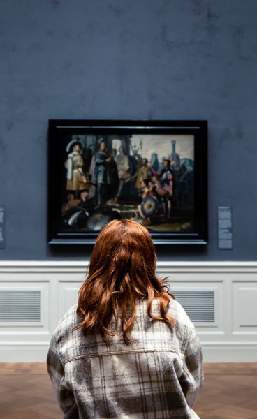 Museum De Lakenhal Leiden lady looking at painting
