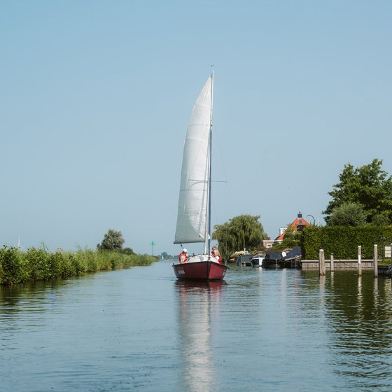 Sailing at Morra sailing school in Friesland