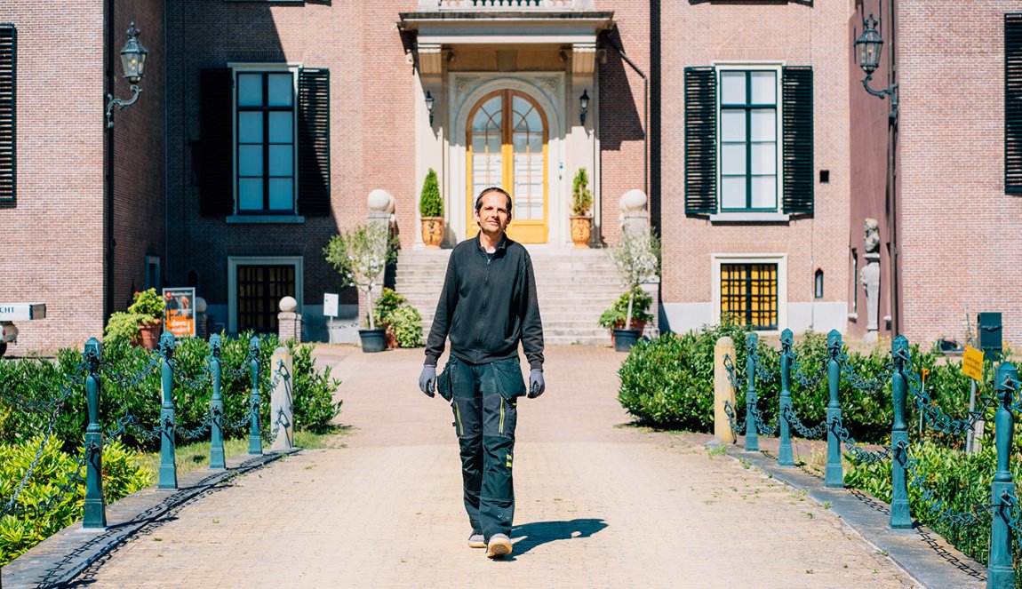 Jeroen Simonis walks in front of Huis Doorn 