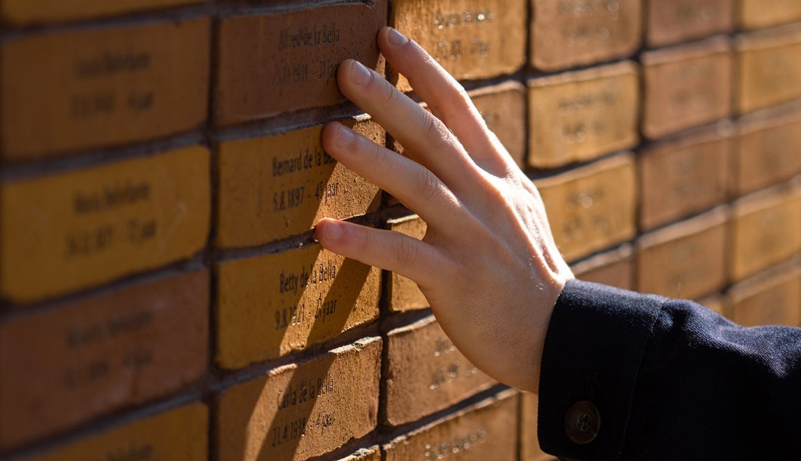 Namenmonument Amsterdam hand against wall with names