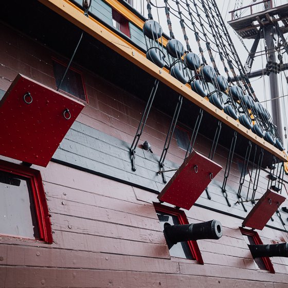 VOC ship in Amsterdam with cannons