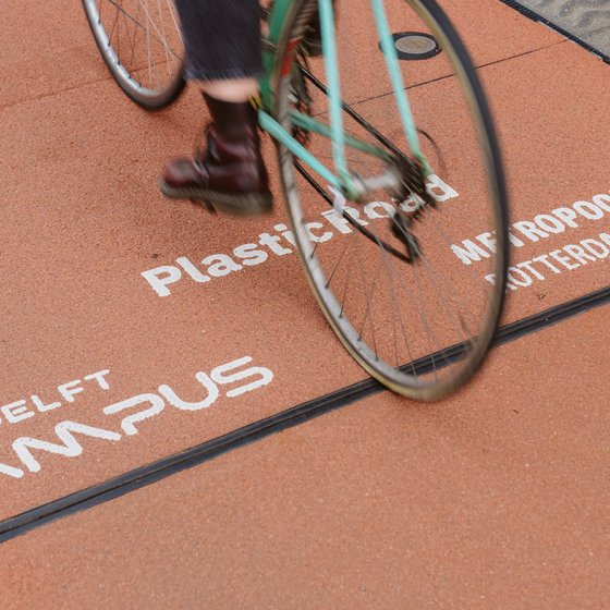 Cyclist on intelligent bike path TU Delft