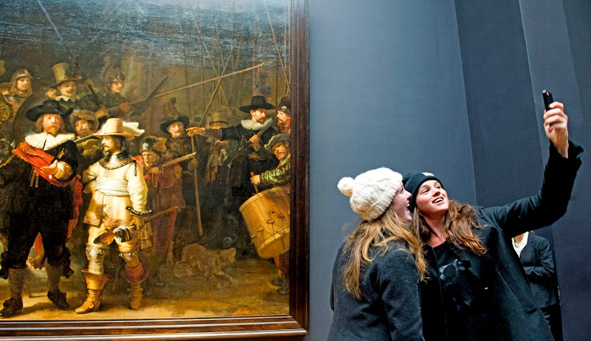 Girls making selfie in front of Nachtwacht Rijksmuseum