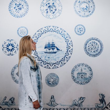 Zuiderzeemuseum Enkhuizen lady admires blue white wall