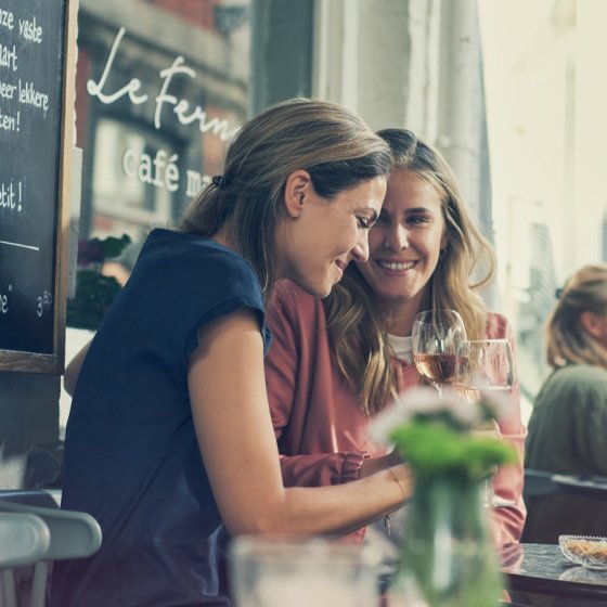 Jekerkwartier Maastricht two ladies having lunch with wine