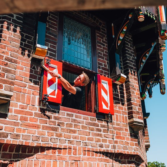 Paul Hoogstraten cleans red white shutter