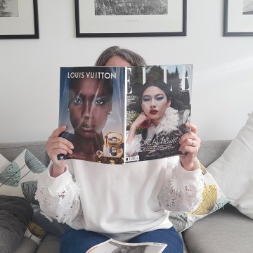 Newsroom press Simone reading a magazine