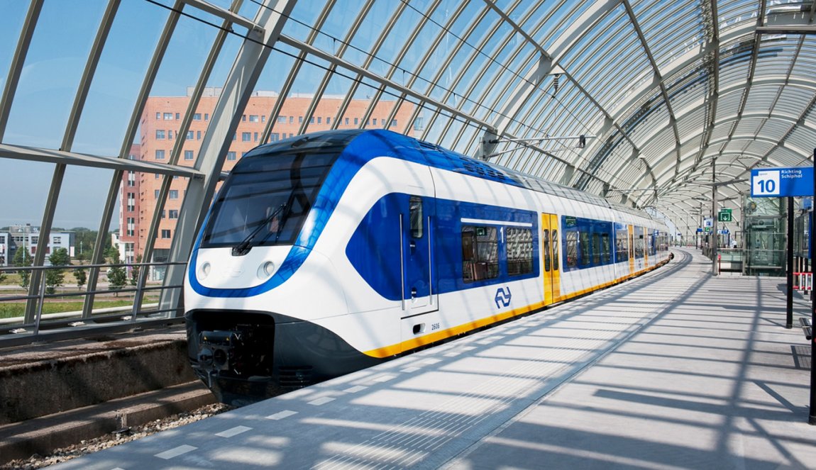 NS sprinter at a station