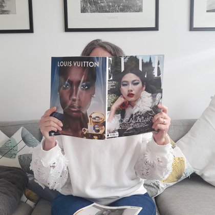 Newsroom press Simone reading a magazine