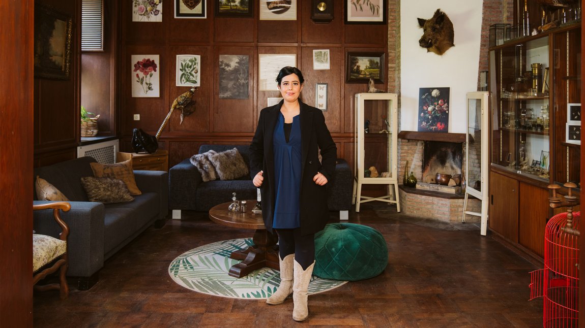 Portraitphoto Jalila Essaidi in domestic environment Portraitphoto Jalila Essaidi in domestic environment