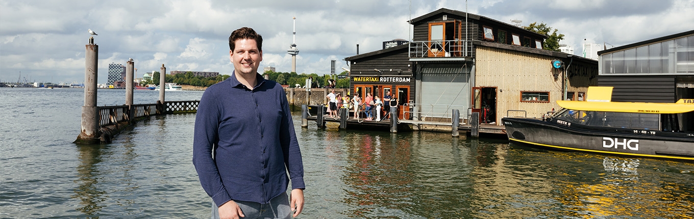 Portrait Erick van de Scheur Watertaxi Rotterdam on the quay with office backdrop Portrait Erick van de Scheur Watertaxi Rotterdam on the quay with office backdrop