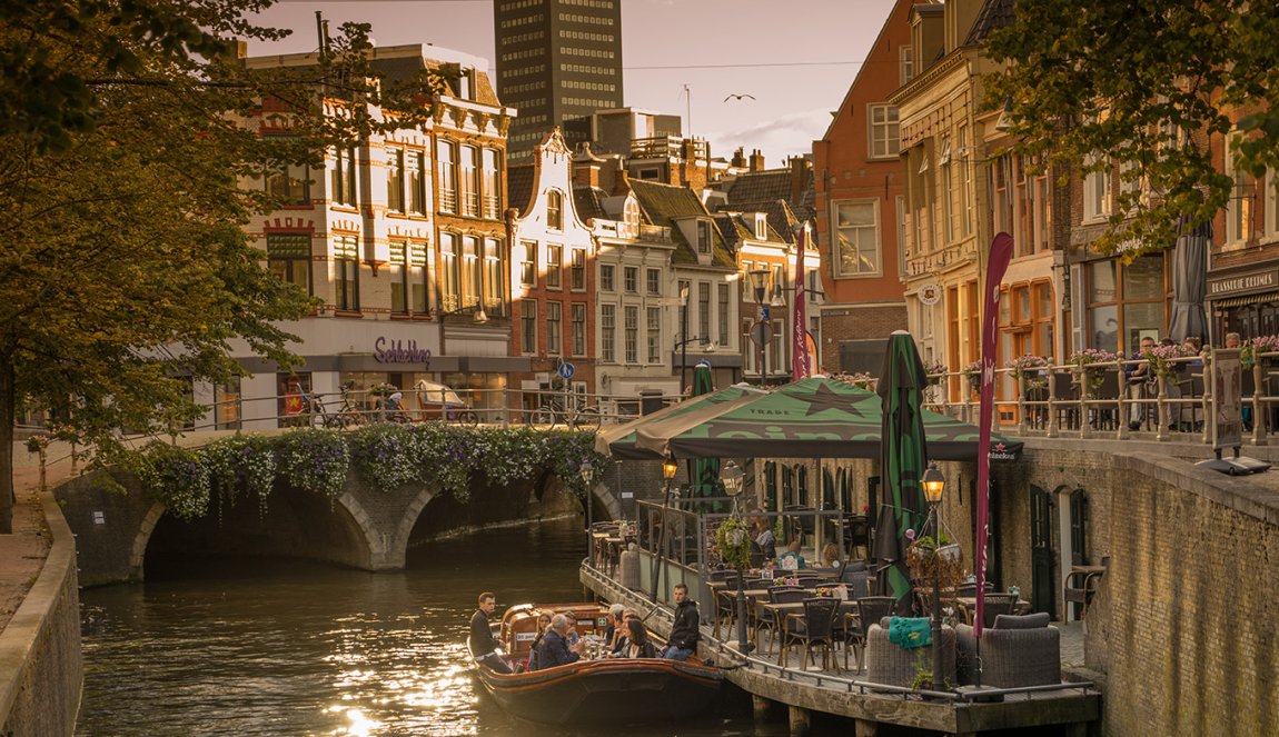 Friesland drinks on boat in city