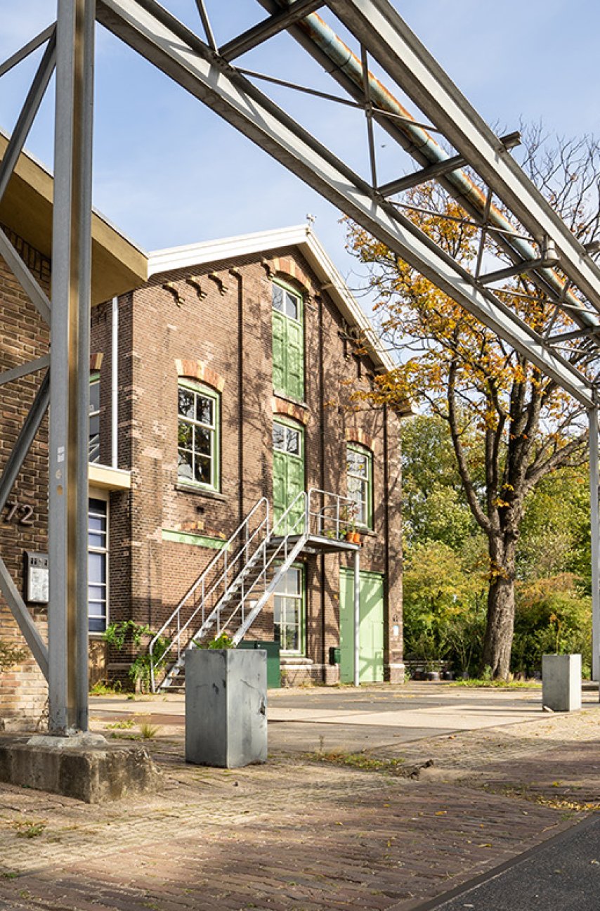 HEMbrugterrein outside building