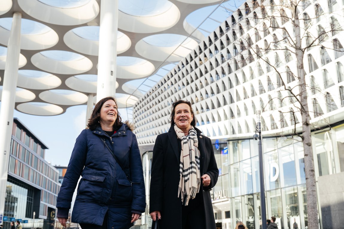 Monique André de la Porte & Jannemarije Spruitenburg walking at Utrecht station