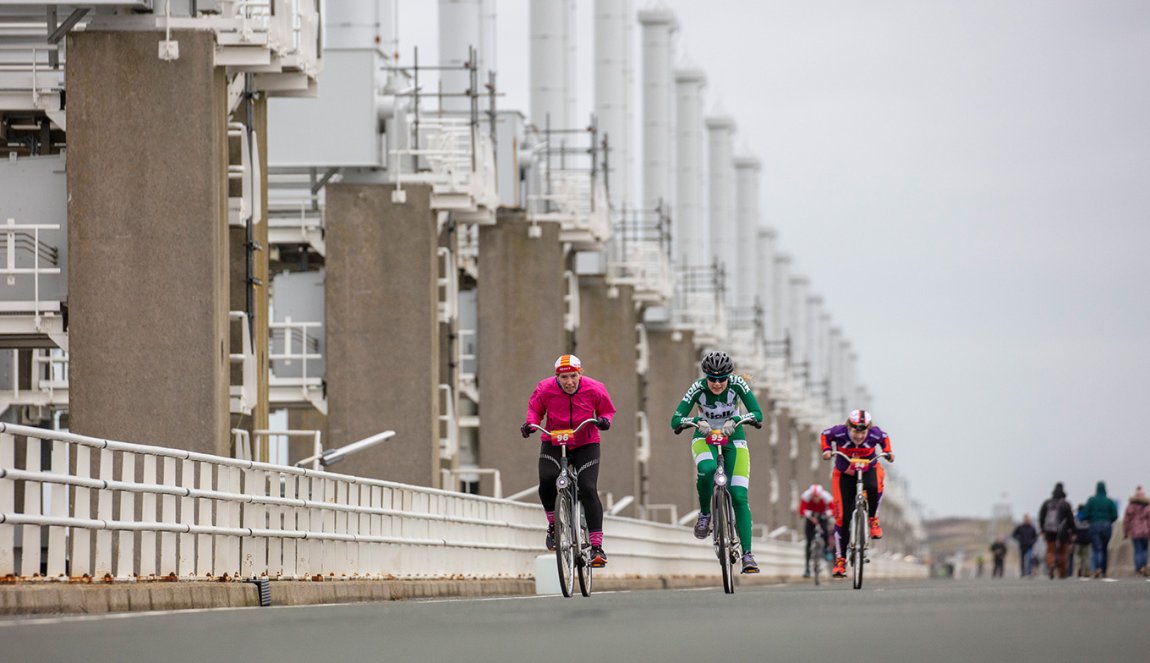 Dutch Cycling Championships Against the Wind Cycling on the Oosterscheldekering Dutch Cycling Championships Against the Wind Cycling on the Oosterscheldekering