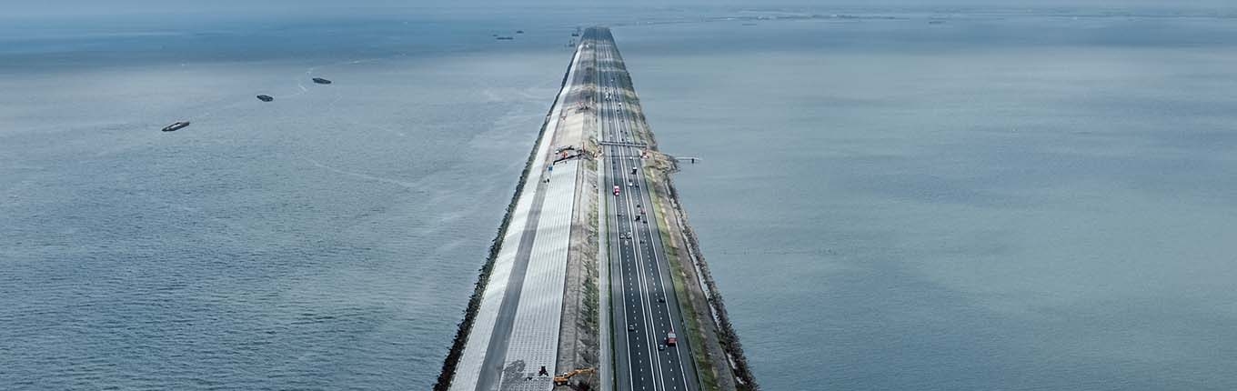The Afsluitdijk is a link between North Holland and Friesland but also an important flood barrier.