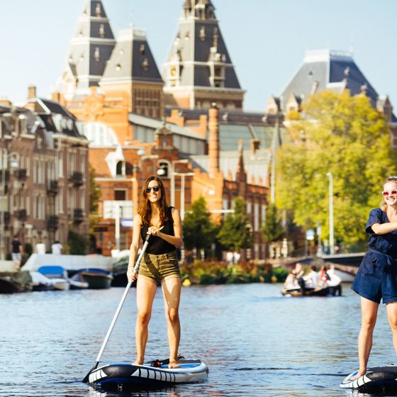 Suppen at xxx on the Amsterdam canal. Rijksmuseum in the background