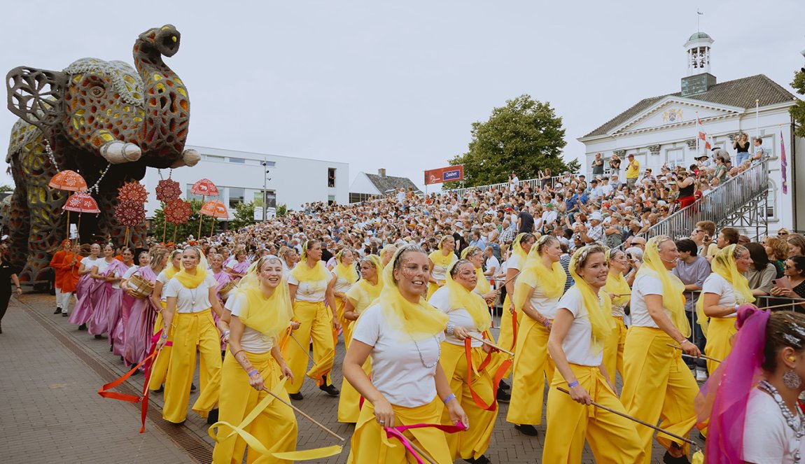 Bloemencorso Zundert with dancers in yellow