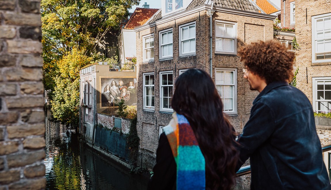 Dordrecht Lombardbrug couple looks at mural