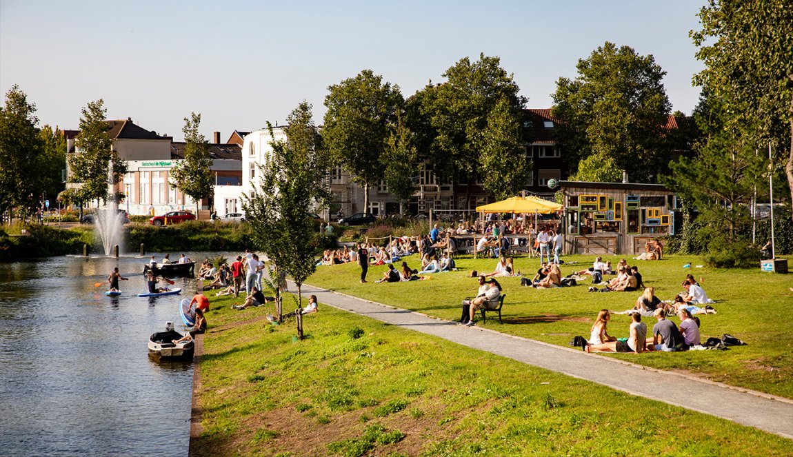 Utrecht Singel people picnicking