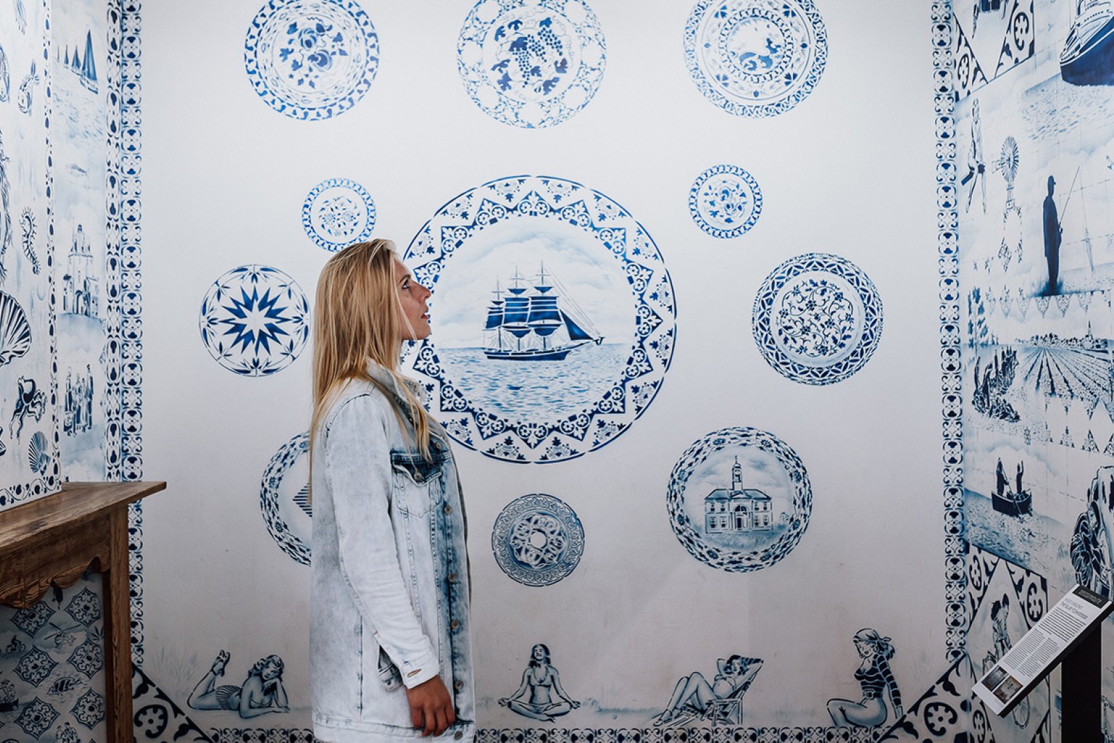 Zuiderzeemuseum Enkhuizen lady admires blue white wall