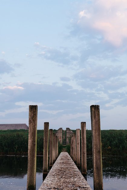 Hollandse Waterlinie jetty with wooden posts to bunker on Diefdijk