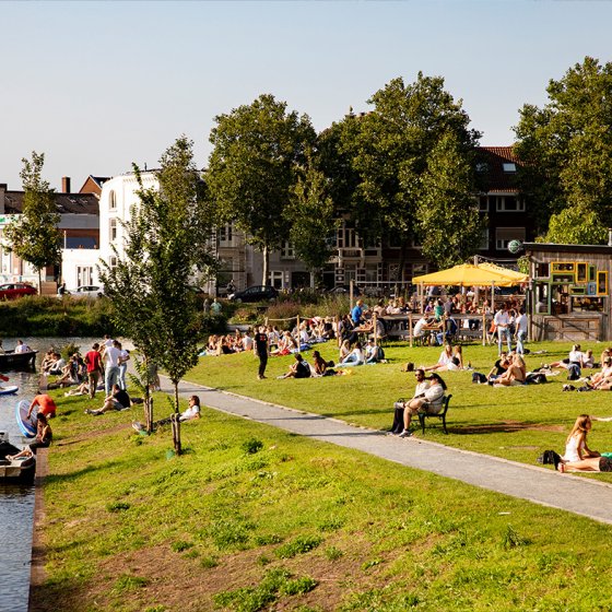 Utrecht Singel people picnicking