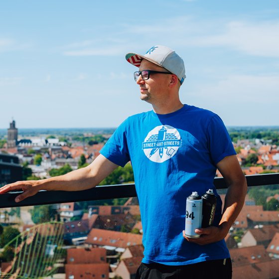 Egbert Scheffer on tower with spray can 