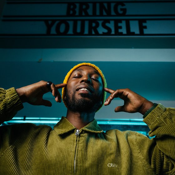 Portraitphoto Elten Kiene listens attentively with eyes closed